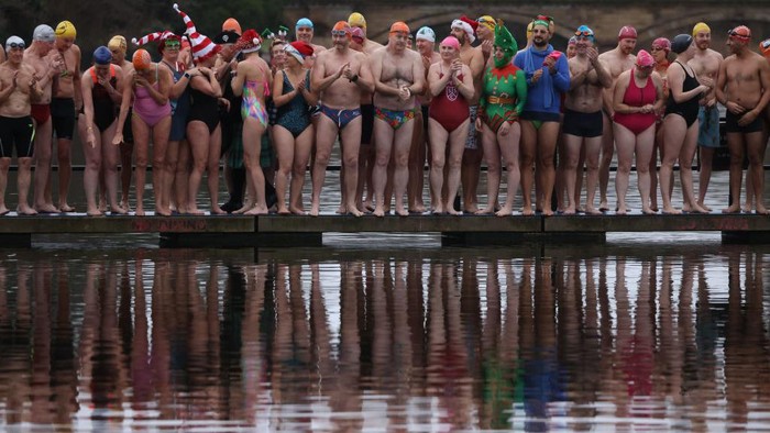 Keseruan Lomba Renang Saat Hari Natal di London Klub renang Serpentine mengadakan perlombaan renang saat hari natal. Kegiatan yang diadakan setiap tahun ini ini diikuti oleh 100 peserta. Yuk lihat keseruannya.