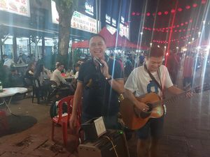 Iwan Bule Ngamen di Kuala Lumpur Jelang Indonesia Lawan Brunei