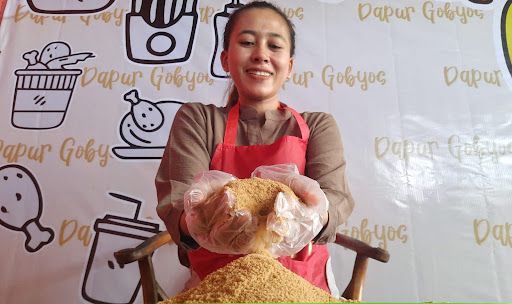 Kiki Kusumawati menyajikan produk mie setan di 'Dapur Gobyos'
