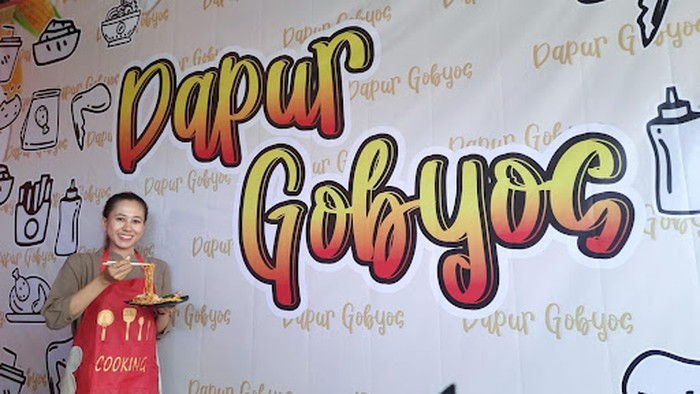 Kiki Kusumawati menyajikan produk mie setan di ‘Dapur Gobyos’