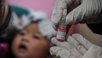 Masih dibulan November, ditemukan satu kasus polio di Aceh tepatnya di Kabupaten Pidie setelah dilakukan penelusuran RT-PCR. Pemerintah setempat kemudian menetapkan sebagai Kejadian Luar Biasa Polio tingkat Kabupaten Pidie. Padahal, sejak delapan tahun lalu, Indonesia sudah bebas polio dan mendapatkan sertifikat resmi dari WHO di 2014. ANTARA FOTO/Raisan Al Farisi