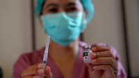 Pertama, pada Januari 2022 vaksin booster mulai didistribusikan kepada masyarakat untuk memaksimalkan efektivitas serta antibodi mencegah paparan varian Omicron di penghujung 2021. Agung Pambudhy/detikcom