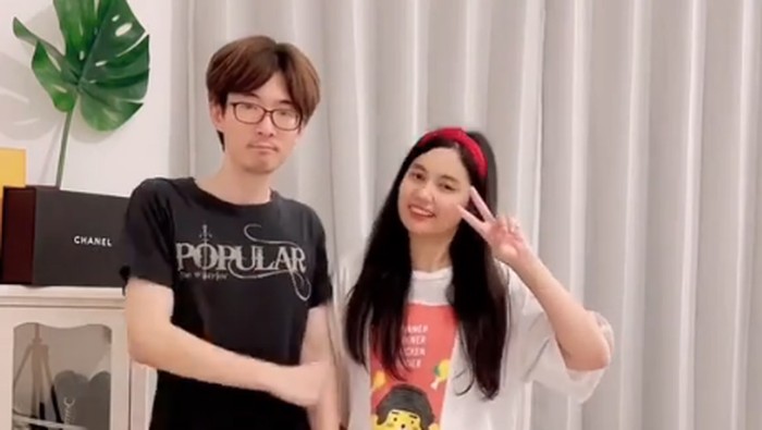 Kisah cinta beda negara, wanita Indonesia menikah dengan pria asal Korea. Dea dan Seungwoo Kim, menjadi sorotan di media sosial.
