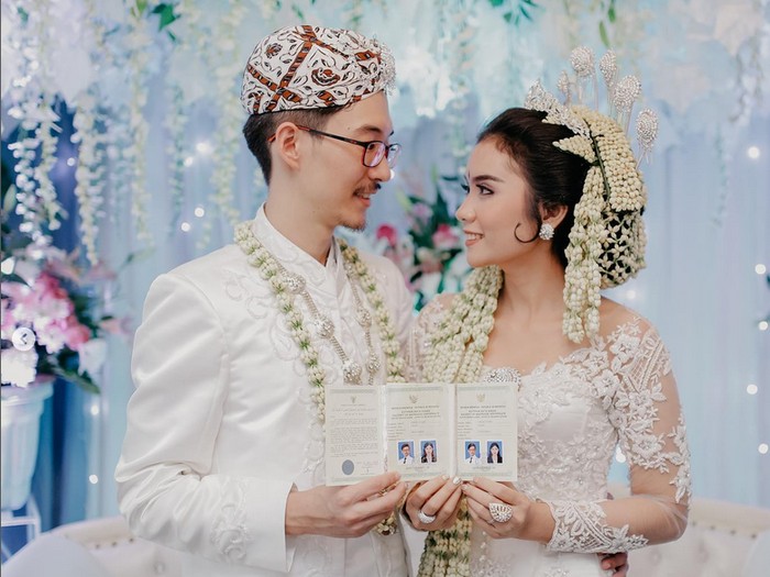 Kisah cinta beda negara, wanita Indonesia menikah dengan pria asal Korea. Dea dan Seungwoo Kim, menjadi sorotan di media sosial.