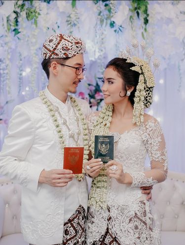 Kisah cinta beda negara, wanita Indinesia menikah dengan pria asal Korea Kisah cinta beda negara, wanita Indonesia menikah dengan pria asal Korea. Dea dan Seungwoo Kim, menjadi sorotan di media sosial.