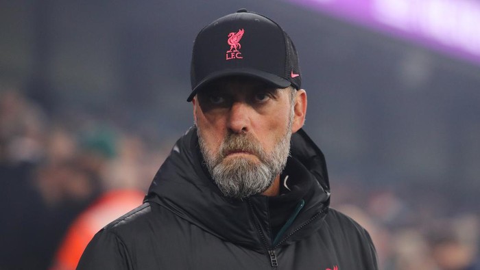 MANCHESTER, ENGLAND - DECEMBER 22: Jurgen Klopp, manager of Liverpool, looks on ahead of the Carabao Cup Fourth Round match between Manchester City and Liverpool at Etihad Stadium on December 22, 2022 in Manchester, England. (Photo by James Gill - Danehouse/Getty Images)