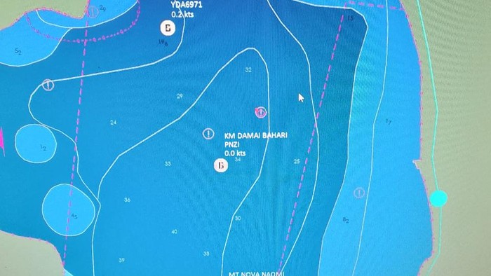 KM Damai Bahari sudah 4 hari tertahan di Pinrang akibat cuaca buruk.