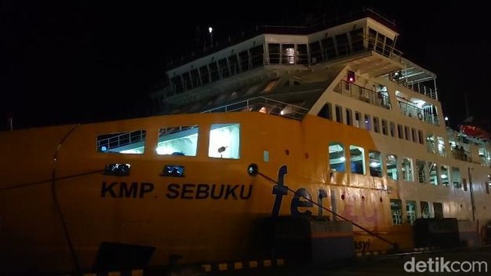 KMP Sebuku yang mengangkut jenazah Darmuji. (Tommy Saputra/detikSumut)