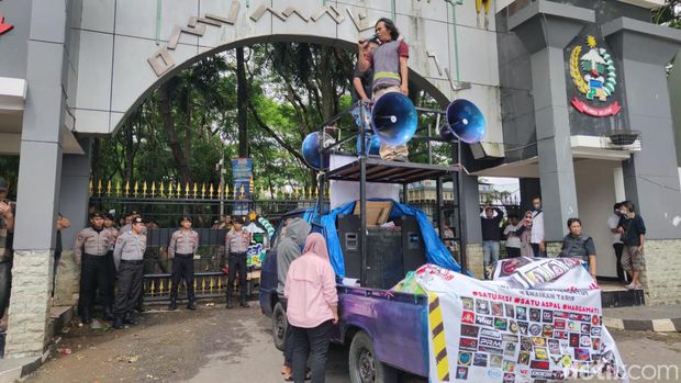 Komunitas driver taksi online demo di Kantor Gubernur Sulsel.