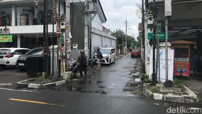 Kondisi di sekitar rumah Jaksa KPK di Wirobrajan, Jogja, yang dibobol maling, Senin (26/12/2022).