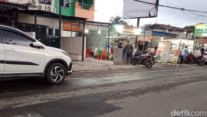 Kondisi lubang di Jalan Karya Wisaya Medan Johor usai ditempel dengan aspal