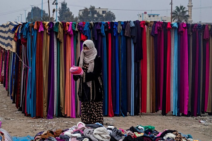 krisis ekonomi suriah People shop at a market amid soaring inflation and ongoing economic crisis, in Syria's northern city of Raqa on December 23, 2022. (Photo by Delil SOULEIMAN / AFP) (Photo by DELIL SOULEIMAN/AFP via Getty Images)
