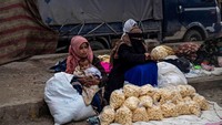 Banyak produk dijual di pasar kaget tersebut, termasuk juga kudapan. Foto: AFP via Getty Images/DELIL SOULEIMAN