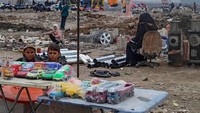 Dua anak kecil terlihat menjual mainan di pinggir jalan. Foto: AFP via Getty Images/DELIL SOULEIMAN