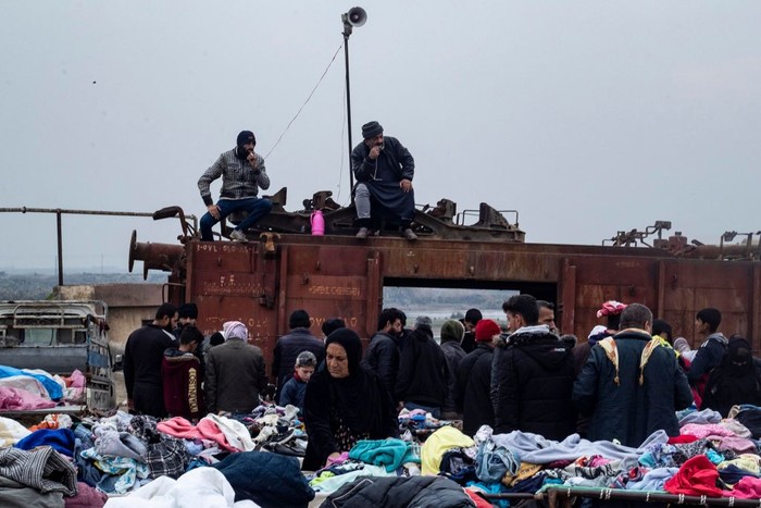 People shop at a market amid soaring inflation and ongoing economic crisis, in Syria's northern city of Raqa on December 23, 2022. (Photo by Delil SOULEIMAN / AFP) (Photo by DELIL SOULEIMAN/AFP via Getty Images)