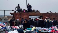 Warga berjualan di pasar kaget di wilayah utara Kota Raqa, Suriah. Foto: AFP via Getty Images/DELIL SOULEIMAN