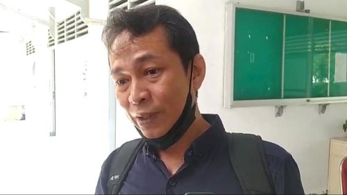 Kuasa Hukum Perusahaan Logistik Jembatan Baru Group Deni Cahyadi ditemui usai mediasi bersama eks karyawan JB Group di Kantor Dinas Ketenagakerjaan Kabupaten Lombok Barat, Senin (26/12/2022). Foto: Ahmad Viqi/detikBali.