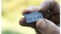 Label kargo pengapalan barang.Pada tahun 2006, para arkeolog menemukan harta karun artefak saat mereka menggali sumur era kolonial di Jamestown, Virginia. Air sumur telah mengawetkan benda-benda tersebut selama 400 tahun, melindungi logam dari korosi atau karat. Di antara penemuan mulai dari tombak tombak hingga pistol hingga sepatu kulit adalah label kargo ini — barang pertama yang ditemukan sejarawan yang menunjukkan Jamestown sebagai alamatnya.Label yang bertuliskan “YAMES TOWNE” itu diduga menyertai kontainer pengiriman barang yang pernah disimpan di Inggris.Untuk memperingati 400 tahun pendaratan penjajah Inggris di Jamestown, NASA menerbangkan label ini ke ISS dengan pesawat ulang-alik Atlantis pada tahun 2007. Selama periode empat bulan di luar angkasa, artefak tersebut mengorbit Bumi dan menempuh jarak 5,8 juta mil laut. Foto: (Jamestown Rediscovery/Repro Smithsonian Magazine)