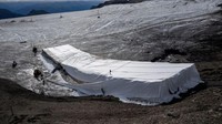 Di tahun 2022 pemanasan global terus terjadi yang mengakibatkan gletser mencair. Foto yang diambil pada 13 September 2022 di resor Gletser 3000 di atas Les Diablerets ini menunjukkan turis berjalan di celah Tsanfleuron bebas dari es yang menutupinya setidaknya selama 2.000 tahun. - Lapisan es tebal yang menutupi celah pegunungan Swiss antara gletser Scex Rouge dan gletser Tsanfleuron setidaknya sejak zaman Romawi telah mencair seluruhnya. Menyusul musim dingin yang kering, gelombang panas musim panas yang melanda Eropa. Fabrice Coffrini/AFP via Getty Images.