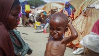 Kekeringan dan kelaparan juga terjadi di Somalia. Tampak Nurto Mohamud Ali, 45, yang melarikan diri dari wilayah Shabelle Bawah yang dilanda kekeringan, duduk di sebelah putranya yang kekurangan gizi Mohamud Hussein, 2, di sebuah kamp pengungsi di pinggiran Mogadishu, Somalia Sabtu, 3 September 2022. AP Photo/Farah Abdi Warsameh.