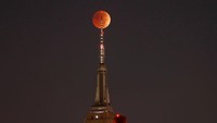 Ini penampakan gerhana bulan di New York. Gerhana bulan total terjadi pada 8 November 2022 dapat disaksikan di sejumlah negara. Gary Hershorn/Getty Images.