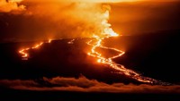 Pada akhir November lalu tepatnya 30 November 2022, Gunung Mauna Loa di Hawai, meletus. Mauna Loa merupakan gunung api terbesar di dunia yang erupsi setelah 38 tahun. REUTERS/Go Nakamura.