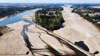Kekeringan akibat gelombang panas melanda Prancis. Bahkan, gelombang panas itu membuat Sungai Loire kering kerontang. Kapal dan perahu pun tak bisa beroperasi. Foto ini diambil pada 16 Agustus 2022. Reuters/Stephane Mahe.