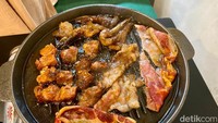 Selain malatang hot pot, Madame Tang juga menyediakan menu grill (panggangan) yang dimarinasi bumbu mala.