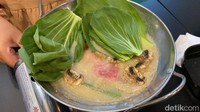 Kalau mau hot pot tidak pedas, Madame Tang punya Chicken Broth Soup. Cita rasanya didominasi gurih dari pemakaian kaldu ayam dan tetap terasa kental serta milky.