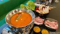 Menu favoritnya ada short plate, beef enoki, aneka fish cake, dan sayuran. Semua bisa dimasak sendiri oleh pengunjung di meja makan.