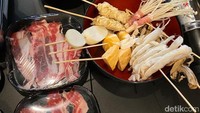 Isian hot pot disimpan di kulkas sehingga terjamin kesegarannya. Pengunjung bisa ambil sendiri atau minta diambilkan oleh pegawai.