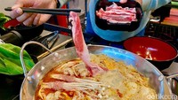 Rasa kuah malatang hot pot unik karena sedikit mirip kari, apalagi teksturnya juga creamy. Paling enak menyantap hot pot panas-panas.