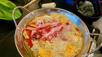Untuk meracik malatang hot pot tidaklah sulit. Semua bahan tinggal dimasukkan dan ditunggu hingga matang.