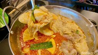 Kuah malatang hot pot di Madame Tang diracik dengan bantuan chef Taiwan. Rasa pedas getir khas mala pepper tidak terlalu terasa, namun tetap pedas.