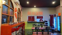 Madame Tang yang belum lama dibuka ini jadi perbincangan luas setelah selebgram Rachel Vennya mengulas restoran mungil ini. Ia mengaku suka sajian malatang hot pot di Madame Tang.
