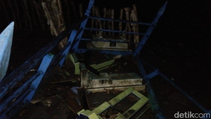 Makam tua di kompleks pemakaman di Tanah Bumbu, Kalsel terbongkar akibat diterjang ombak.