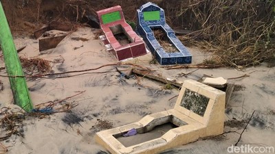 Penampakan Makam Tua di Kalsel Diterjang Ombak hingga Kerangka Manusia Keluar