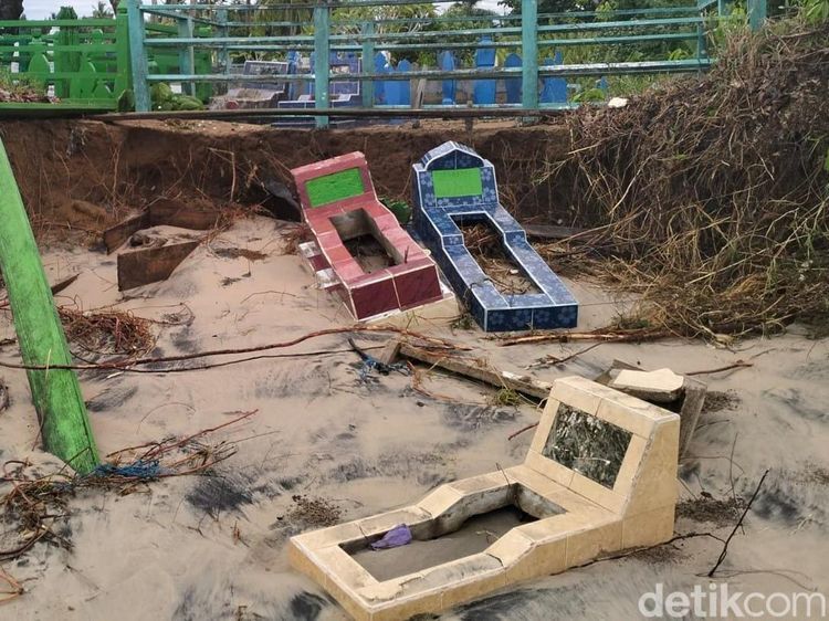 Penampakan Makam Tua di Kalsel Diterjang Ombak hingga Kerangka Manusia Keluar