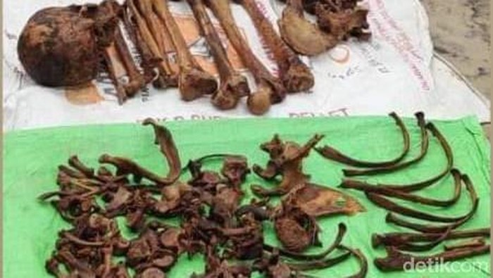 Makam tua di kompleks pemakaman di Tanah Bumbu, Kalsel terbongkar akibat diterjang ombak. Makam tua di kompleks pemakaman di Tanah Bumbu, Kalsel terbongkar akibat diterjang ombak.