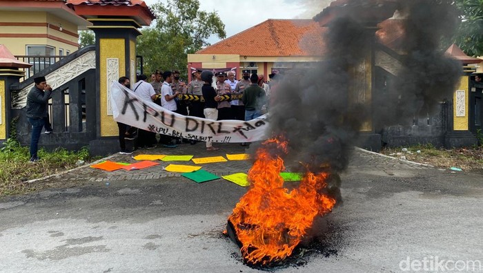 Massa demo dan bakar ban di depan kantor KPU Bangkalan