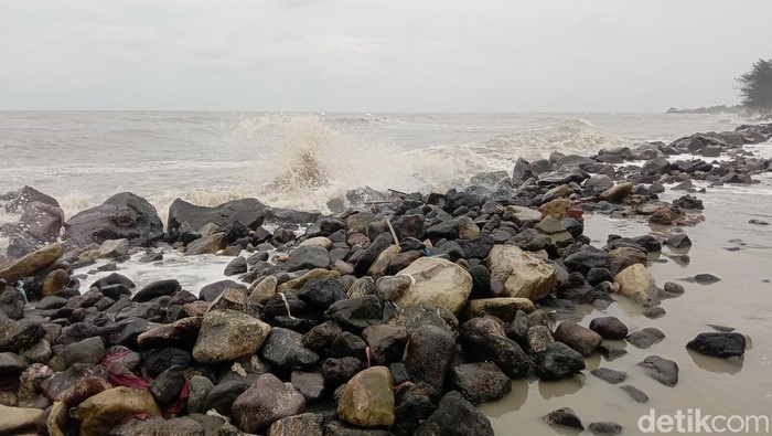 Melihat ganasnya gelombang di Pantai Eretan Kulon Indramayu.