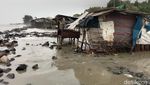 Melihat Ganasnya Gelombang di Pantai Eretan Kulon Indramayu