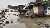 Sisa bangunan warung di tepi pantai Eretan Kulon, Kecamatan Kandanghaur, Kabupaten Indramayu yang tak lagi digunakan akibat sering dihantam ombak besar. (Foto: Sudedi Rasmadi/detikJabar)