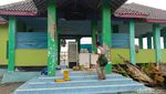 Melihat Ganasnya Gelombang di Pantai Eretan Kulon Indramayu