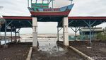 Melihat Ganasnya Gelombang di Pantai Eretan Kulon Indramayu