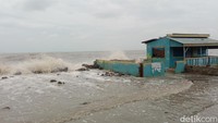 Tingginya ombak menghantam breakwater dan sejumlah bangunan warung makan di pantura Eretan Kulon, Kecamatan Kandanghaur, Kabupaten Indramayu rusak. (Foto: Sudedi Rasmadi/detikJabar)