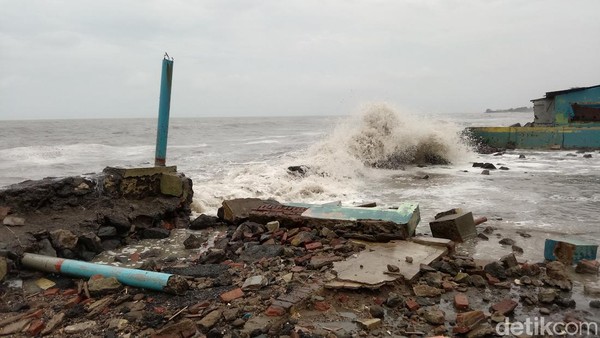 Melihat Ganasnya Gelombang di Pantai Eretan Kulon Indramayu
