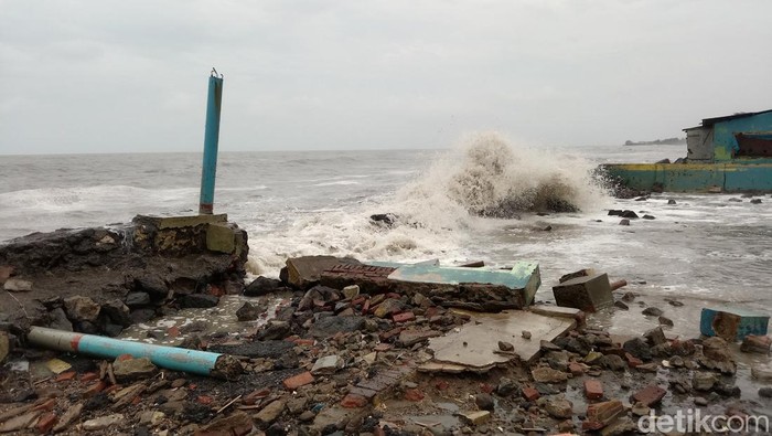 Melihat ganasnya gelombang di Pantai Eretan Kulon Indramayu.