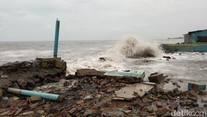 Melihat Ganasnya Gelombang di Pantai Eretan Kulon Indramayu