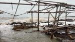 Melihat Ganasnya Gelombang di Pantai Eretan Kulon Indramayu